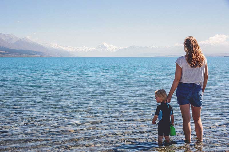 Neuseeland mit Kindern: Mama und Kind stehen am Lake Pukaki