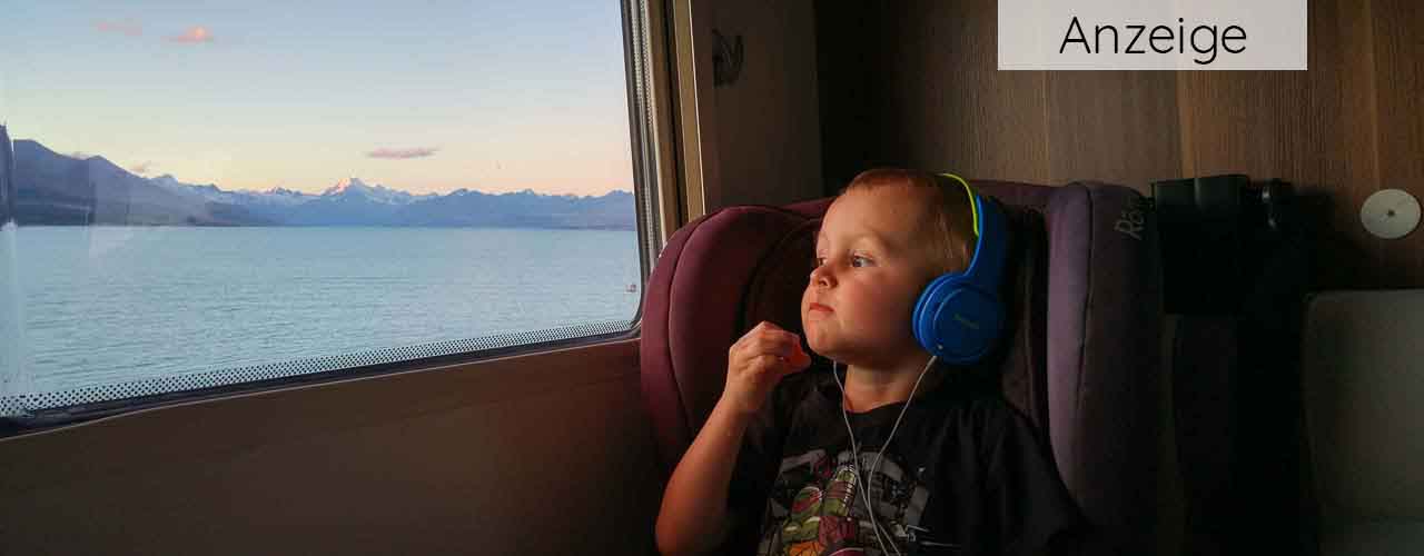 Deezer Family auf Reisen - Hörbuch im Auto Anzeige Deezer Family auf Reisen - Kind hört Hörbuch im Auto