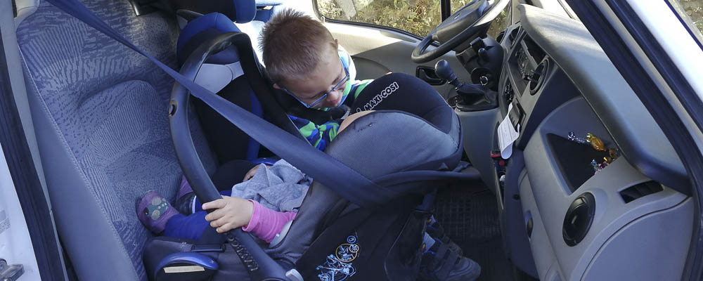 Beschäftigung im Auto - Kinder vorne im Auto