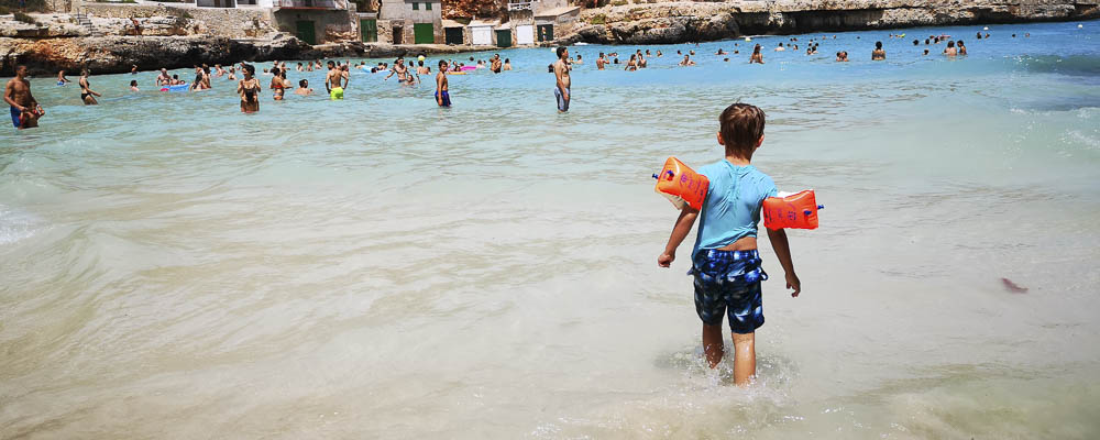 Kind geht ins Wasser