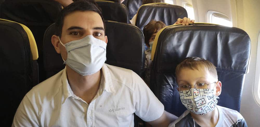 Fliegen Corona - Vater und Sohn im Flugzeug