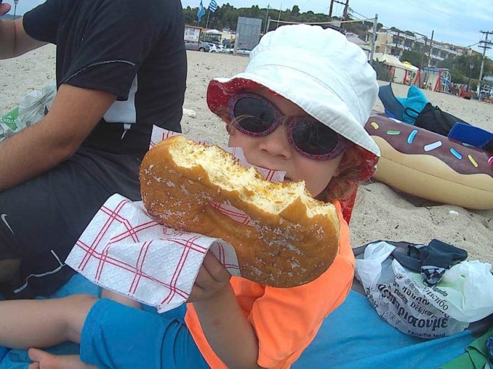 Donut am Strand in Griechenland mit Kindern